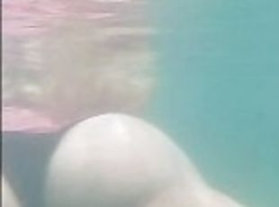 I SHOW MY FAT PUSSY UNDER WATER