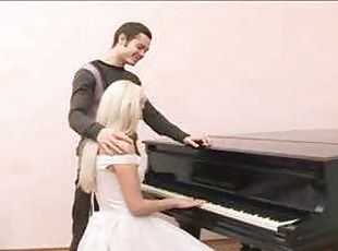 Fucking the bride that sits at the piano