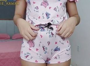 Lilith Kawaii dividindo a bucetinha pata de camelo , cameltoe Lily kawaii roupa apertada na buceta