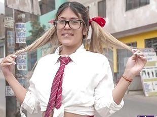 Tmida colegiala folla por un poco de dinero