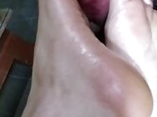 SENSUAL OILY FOOTJOB TO MY BOYFRIEND WITH HUGE CUMSHOT!