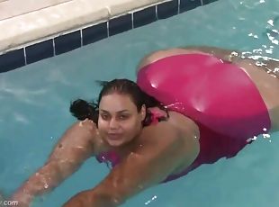 Amateur black bitch swimming in the pool and posing