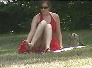 Upskirt in public park