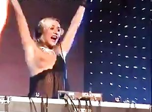 Anice fantasy. Sexy blonde djane Öffentlichkeit nackt dj-set