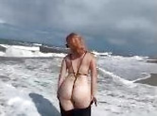 Bien mojadita en la playa