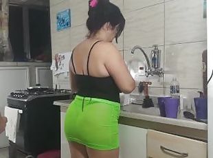 Na cozinha com a madrasta na madrugada