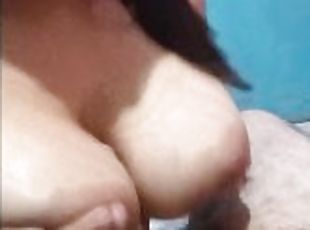 latina tetona haciendo paja con las tetas