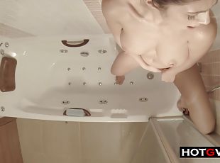 Teen Does A Squirting Show In The Shower