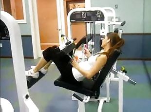 Pretty girl with fit body sucks dick in gym