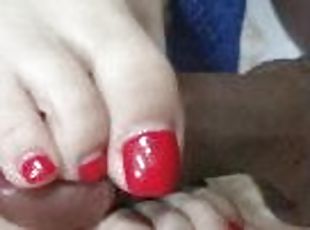 footjob pedi rojo sobre la mesa