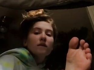 Blonde worships her own toes