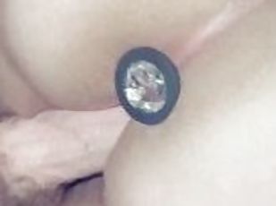 TEEN GIRL LOVES USING BUTT PLUG