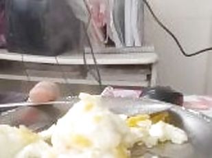 i fried eggs to me Watch me eat