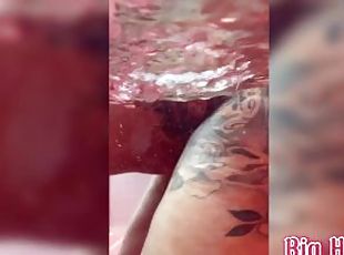 Bia Hot Morena tarada se exibindo na piscina